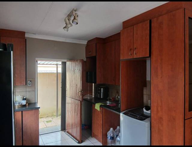 3 BEDROOM COMPLEX FOR SALE IN VAALOEWER